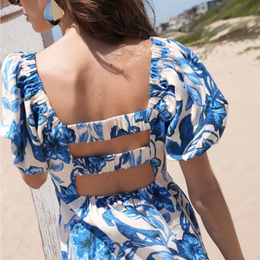 NWT medium Adelyn Rae Halton Floral Blue and White Puff Sleeve Dress